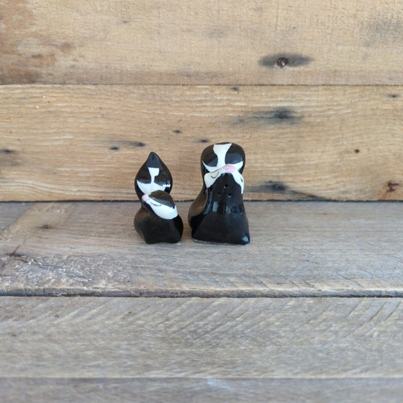 Vintage 1950s Mommy Skunk and Baby Salt and Pepper Shakers By Hagen Renaker - Picture 5 of 11